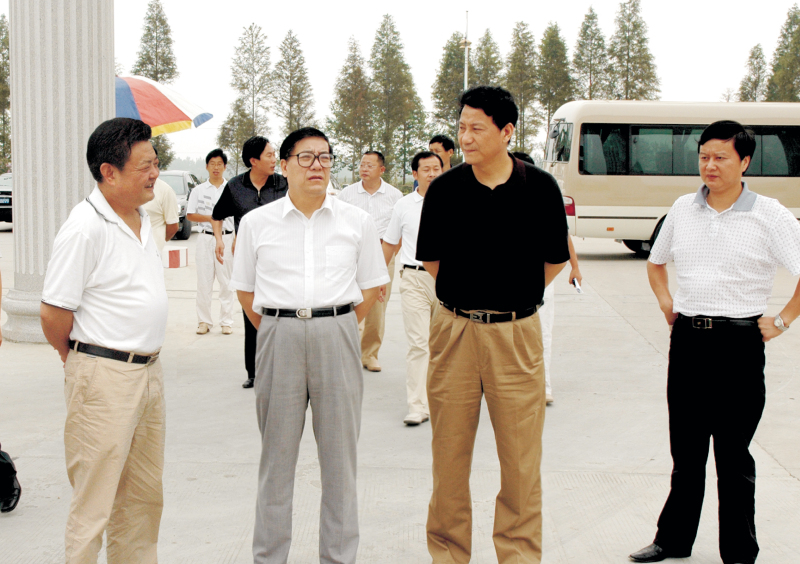  2006年9月1日，湖北省委常委、統(tǒng)戰(zhàn)部部長蘇曉云蒞臨我公司考察，張嗣義書記陪同